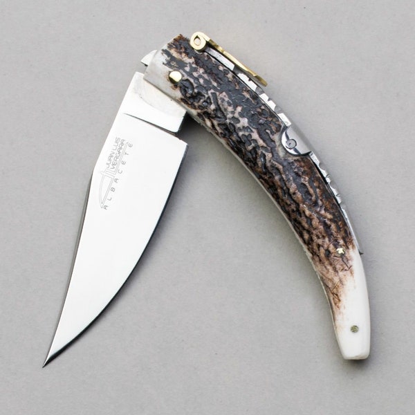 folding knife made by Juan Luis Vergara. Carved amourette