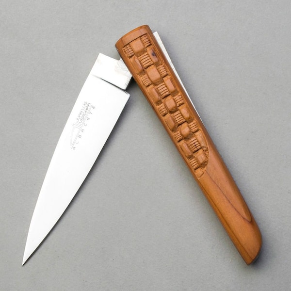 folding knife made by Juan Luis Vergara. Carved yew wood