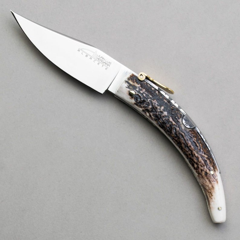 folding knife made by Juan Luis Vergara. Carved amourette image 2