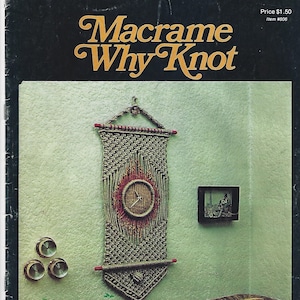 Puede incluir: Una portada de libro con el título "Macrame Why Knot" en letras amarillas sobre fondo negro. La portada presenta una pared de macramé con un reloj en el centro. La pared está hecha con cordón de color natural y tiene acentos rojos. El libro se titula "This is a Handy "Craft Pak" Book".