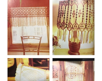 Peut inclure: Quatre images montrant différentes façons d'utiliser le macramé pour décorer une maison. La première image montre une cantonnière en macramé au-dessus d'une fenêtre. La deuxième image montre un abat-jour en macramé. La troisième image montre un chemin de table en macramé. La quatrième image montre un rideau en macramé.