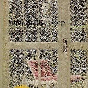 Könnte beinhalten: Ein Vintage-Fenster mit einer gemusterten Glasscheibe. Das Fenster ist geöffnet und es gibt einen Stuhl und einen Tisch draußen. Im Vordergrund befinden sich gelbe Blumen.