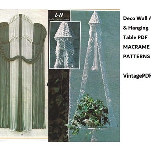 Peut inclure: Deux modèles de macramé pour suspendre au mur. Le premier est un grand macramé vert et blanc avec un haut décoratif. Le second est un pot de fleurs blanc suspendu avec une plante à l'intérieur. Le texte sur la page est "L-N Page Twenty Two Deco Wall Art & Hanging Table PDF Macrame Patterns VintagePDF Shop".
