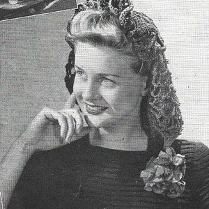 Puede incluir: Una foto en blanco y negro de una mujer con un sombrero de ganchillo con un adorno floral. El sombrero está hecho de un hilo grueso y tiene un diseño suelto y fluido.