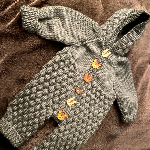 PATRÓN DE TEJIDO PDF Mameluco para bebé de 0 a 6 meses, mono de una pieza con capucha, leggings generales, jersey con pompón y botones de punto, instrucciones en inglés