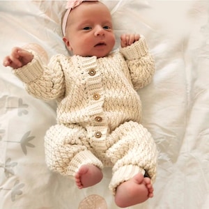 PDF MOTIF AU CROCHET, 0-3 et 3-6 mois, combinaison à col rond pour bébé, salopette legging une pièce, pull au crochet, instructions en anglais