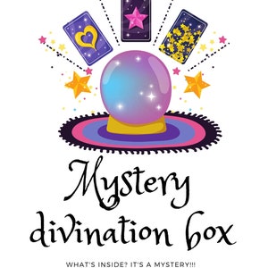 Peut inclure: Un globe de cristal violet avec des étoiles dorées et un tapis violet, rose et bleu sur un fond blanc. Trois cartes de tarot avec des étoiles dorées et un symbole de cœur sont dispersées autour du globe de cristal. Le texte "Mystery divination box" et "WHAT'S INSIDE? IT'S A MYSTERY!!!" est sous le globe de cristal.