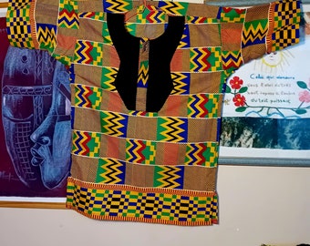 Chemise ethnique multicolore kenté wax imprimé taille 42. Chemise pour homme légèrement ouvert devant et boutonnée