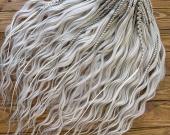 Rizos bohemios plateados como el hielo: extensiones de rastas sintéticas rubio platino