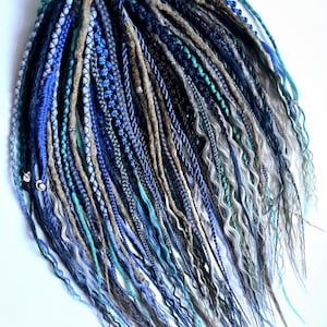 Conjunto de cabello sintético mezcla de rastas, rizos y trenzas en color azul océano
