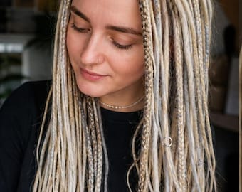 Trenza ombré rubio ceniza y gris plateado en extensiones de rastas sintéticas
