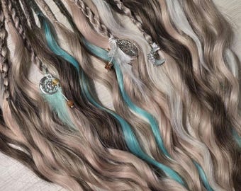 Moca helado: ondas y trenzas bohemias, extensiones rubias castañas y turquesas.