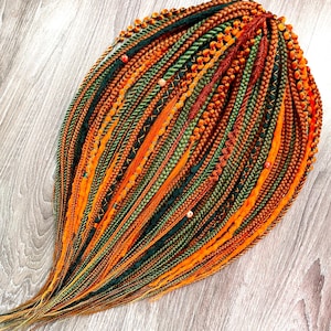 Harmonie von Erde, Ingwer und grünem Mix aus Boho Dreads und Zöpfen – Handmade Dreadlocks DE/SE set