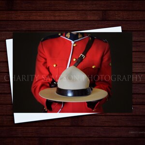 Remise d'une carte de voeux de la GRC : carte de retraite/promotion/de remise de diplôme/de félicitations de la GRC, Gendarmerie royale du Canada, Carrousel, uniforme
