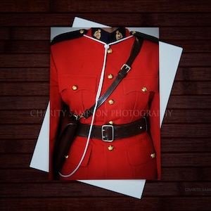 Carte de voeux pour uniforme de la GRC : Carte de retraite/promotion/obtention du diplôme/félicitations de la GRC, Gendarmerie royale du Canada, Carrousel, Serge rouge