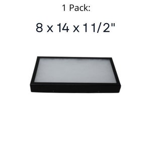 Op de afbeelding: Zwarte display case met een witte schuimrubberen inleg. De case meet 20,3 cm bij 35,6 cm bij 3,8 cm.