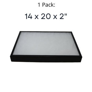 Op de afbeelding: Zwarte displaylade met een witte viltvoering. De lade meet 35,56 x 50,8 x 5,08 cm.