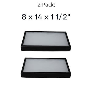 Op de afbeelding: Twee zwarte vitrinekasten met witte schuimrubberen inlegstukken. De kasten zijn 20,3 cm bij 35,6 cm bij 3,8 cm.