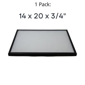 Op de afbeelding: Een zwart fotolijst met een witte passe-partout. De lijst is 35,56 cm breed, 50,8 cm hoog en 1,9 cm dik.