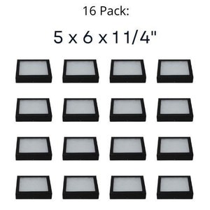 Op de afbeelding: Een verpakking met 16 zwarte vierkante dozen, elk met de afmetingen 12,7 x 15,2 x 3,175 cm. De dozen zijn gerangschikt in vier rijen van vier dozen. De tekst "16 Pack: 5 x 6 x 1 1/4" is boven de dozen gedrukt.