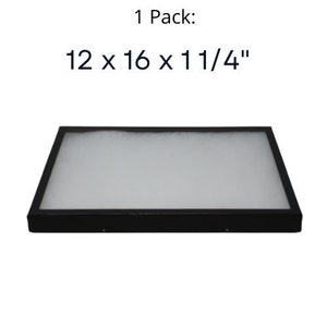 Op de afbeelding: Zwarte schaduwdoos met een witte schuimrubberen inleg. De doos meet 30,5 x 40,6 x 3,2 cm.