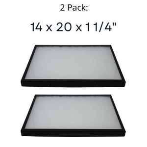 Op de afbeelding: Twee zwarte display trays met witte schuimrubberen inlegstukken. Elke tray meet 35,56 cm bij 50,8 cm bij 3,175 cm.