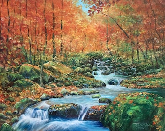 Puede incluir: Una pintura de un arroyo que fluye a través de un bosque en otoño. Los árboles tienen hojas rojas, naranjas y amarillas vibrantes. El arroyo es claro y azul, con pequeñas cascadas y rocas. La pintura está firmada "Tomikito Jan 2020".