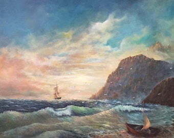 Puede incluir: Una pintura de un paisaje marítimo con un velero en la distancia y un velero más pequeño en primer plano. El cielo es una mezcla de nubes azules, rosadas y blancas. El agua es de un azul profundo con olas blancas.