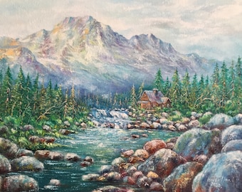 Puede incluir: Una pintura de un paisaje montañoso con una pequeña cabaña ubicada entre los árboles. Un río fluye por el primer plano, con rocas y una cascada visibles. El cielo es de un azul suave con toques de nubes blancas.