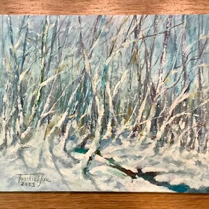 Puede incluir: Una pintura que representa una escena de bosque nevado con un peque&ntilde;o arroyo que lo atraviesa. Los &aacute;rboles est&aacute;n desnudos y cubiertos de nieve, y el cielo es de un azul claro. La pintura est&aacute; firmada "Tourkiel" y fechada "2023."