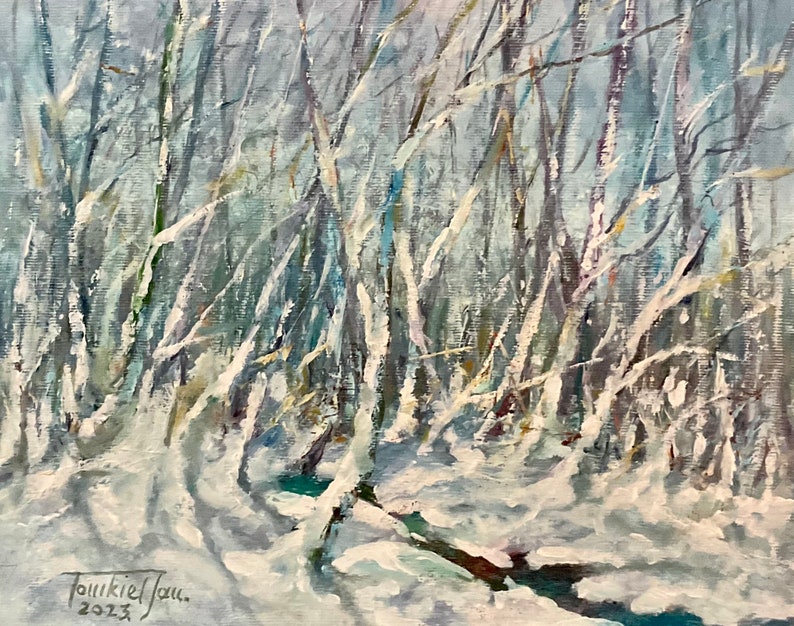 Puede incluir: Una pintura que representa una escena de bosque nevado con &aacute;rboles altos y delgados y un peque&ntilde;o arroyo que atraviesa el centro. Los &aacute;rboles son principalmente blancos con algunas ramas marrones y la nieve es de color azul claro. La pintura est&aacute; firmada "Toukie Lou" y fechada "2023".