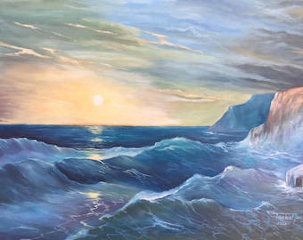 Puede incluir: Una pintura de un paisaje marítimo con un sol amarillo brillante poniéndose sobre el océano. Las olas rompen contra un acantilado rocoso en la distancia. El cielo es una mezcla de azul, gris y amarillo.