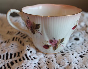 Royal Albert Pink Rose Bone China England Teacup – Scalloped Rim, Gold Trim