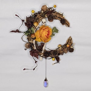 Sommers letzte Umarmung Crescent Moon Kranz | Pfingstrose, Pilz, Tannenzapfen | Gelber Ocker | Skelett | Halloween Dekoration | Herbst Wandkunst