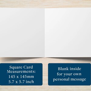 Pu&ograve; includere: Un biglietto di auguri quadrato vuoto, aperto per rivelare due pagine bianche. La carta misura 145 x 145 mm. Il testo su un rettangolo blu recita: "Vuoto all'interno per il tuo messaggio personale".