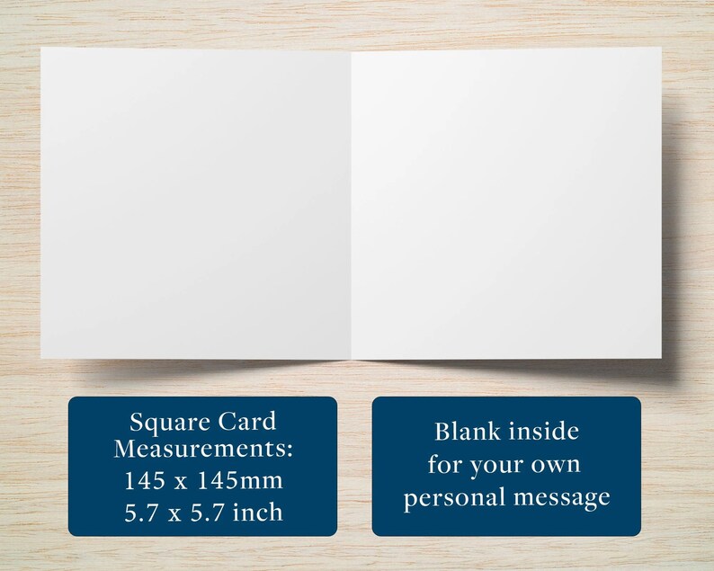 Pu&ograve; includere: Un biglietto di auguri quadrato vuoto, aperto per rivelare due pagine bianche. La carta misura 145 x 145 mm. Il testo su un rettangolo blu recita: "Vuoto all'interno per il tuo messaggio personale".