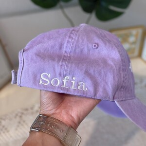 Gorra juvenil morada: gorra con logo bordado inspirado en un fan, con velcro ajustable, ideal para los amantes del K-pop. imagen 11