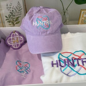 Gorra juvenil morada: gorra con logo bordado inspirado en un fan, con velcro ajustable, ideal para los amantes del K-pop. imagen 12