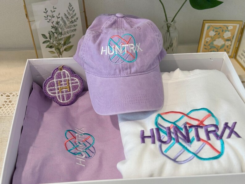 Gorra juvenil morada: gorra con logo bordado inspirado en un fan, con velcro ajustable, ideal para los amantes del K-pop. imagen 12