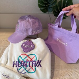 Gorra juvenil morada: gorra con logo bordado inspirado en un fan, con velcro ajustable, ideal para los amantes del K-pop. imagen 13