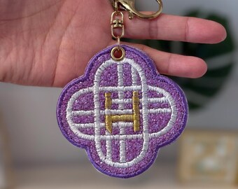 Llavero morado con logo bordado: colgante para bolso inspirado en el Kpop, etiqueta personalizada para mochila, regalo para fans