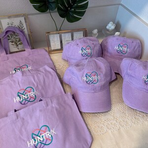 Gorra juvenil morada: gorra con logo bordado inspirado en un fan, con velcro ajustable, ideal para los amantes del K-pop. imagen 14