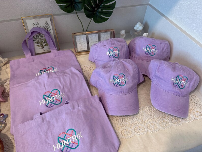 Gorra juvenil morada: gorra con logo bordado inspirado en un fan, con velcro ajustable, ideal para los amantes del K-pop. imagen 14