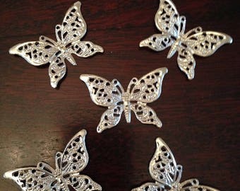 5 x pequeñas mariposas de filigrana plateada con adornos de alas de metal
