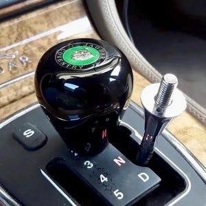 Gałka zmiany biegów Jaguar, opalizująca brytyjska zieleń wyścigowa, grafitowa szarość, fortepianowa czerń