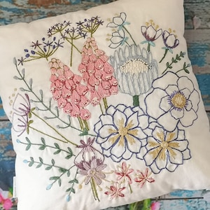 Botanical embroidery pattern | embroidery for beginners | embroidery designs | Stitch sampler | Embroidered cushion cover | Crewel pattern