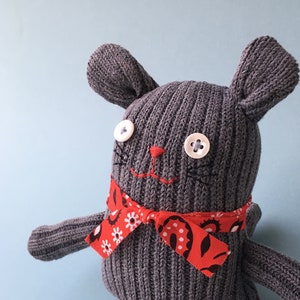 Gris souris avec rouge foulard animal chaussette coton bio cadeau de petit doudou animaux en peluche re-conçu Up cycle enfants image 1