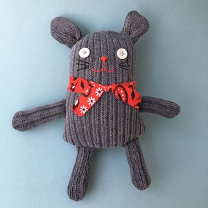 Gris souris avec rouge foulard animal chaussette coton bio cadeau de petit doudou animaux en peluche re-conçu Up cycle enfants image 2
