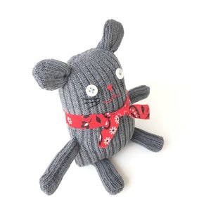 Gris souris avec rouge foulard animal chaussette coton bio cadeau de petit doudou animaux en peluche re-conçu Up cycle enfants image 6
