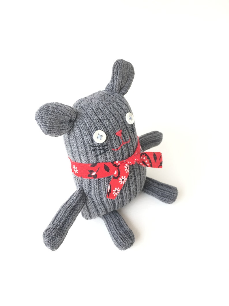 Gris souris avec rouge foulard animal chaussette coton bio cadeau de petit doudou animaux en peluche re-conçu Up cycle enfants image 6